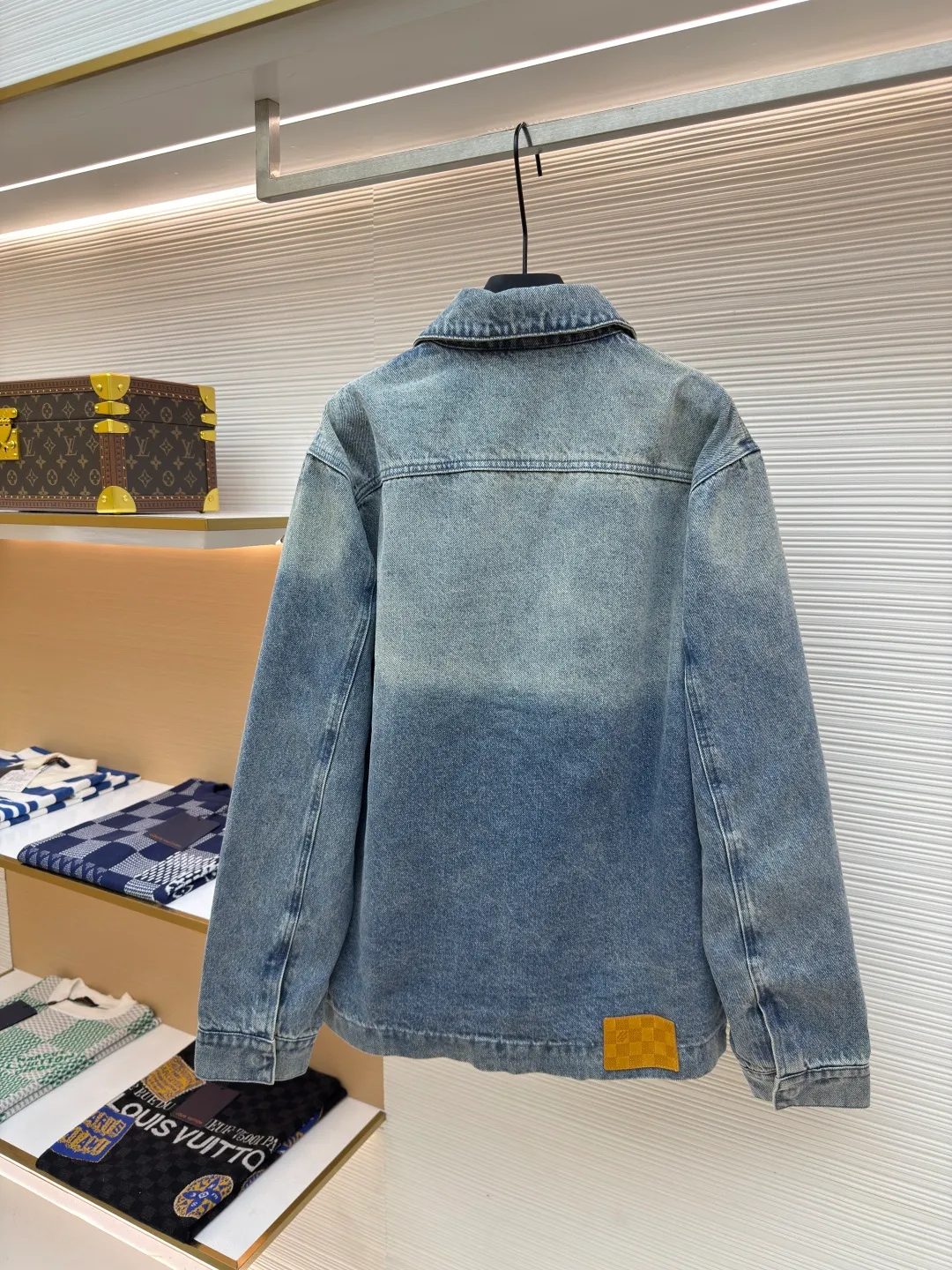 LOUIS VUITTON embossed denim jacket ●Authentic product: purchased and developed by 18289 ●Item number: 1680244-C20 ●Fabric: washed denim ●Technology: distressed washed ●Version: fitted version ●Weight: about 1420g ●Size: 46-48-50-52 ●Description: The current season’s sharp corner pockets are designed with zippered trouser legs to create a loose fit. The hammer fixing ring presents an LV shape, with a special leather tag. The loose fit is the same for men and women.
